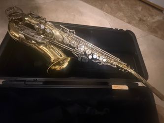 Saxophone (alto) with hard and soft case