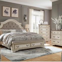 Realyn Chipped White Footboard Storage Platform Bedroom Set