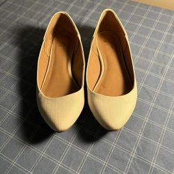 Comfortable cream flats for women. Size 7.5