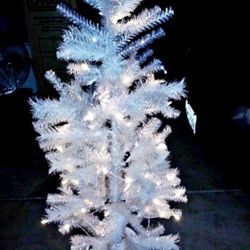 White Prelit Christmas TREE- GLITTER BASE 4FEET