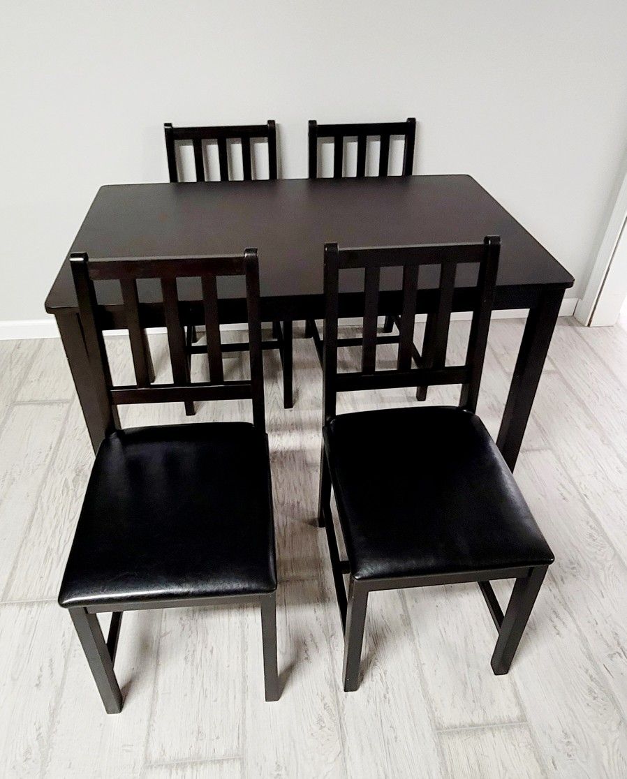 Like New Dining Table and 4 Chairs