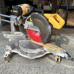 DeWALT DW 708 12 in. Sliding Compound Miter Saw