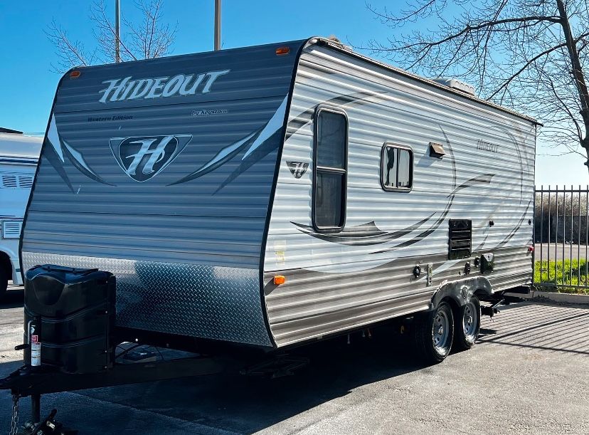 2016 23’ long RV trailer Hideout