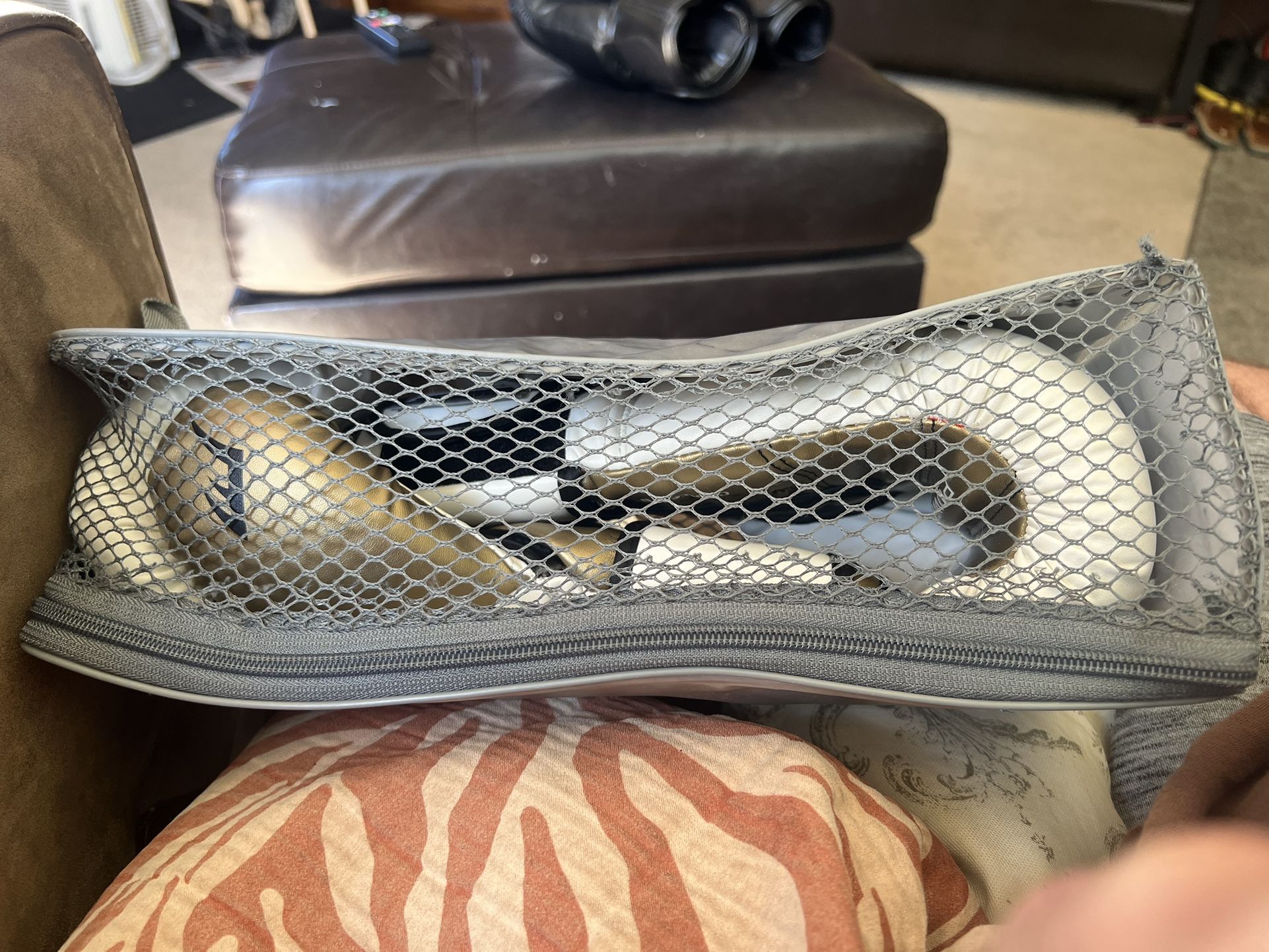 White And Gold 12 Ounce Everlast WSD Women’s 12 Ounce Boxing Or Men’s