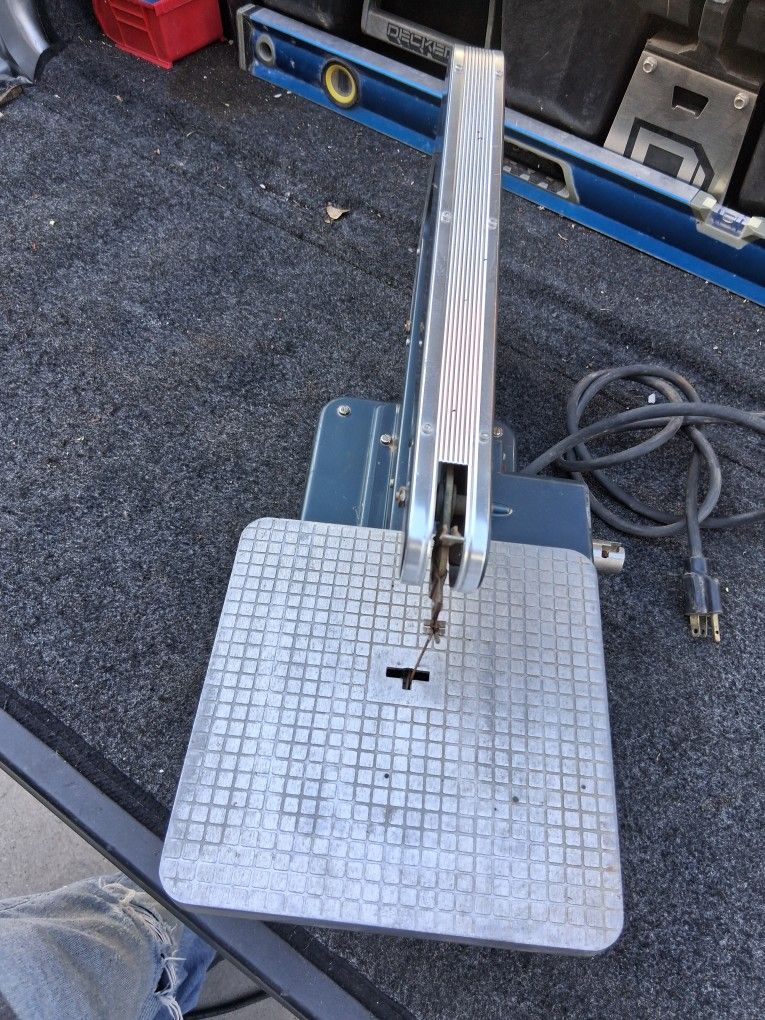 Scroll saw. Carpentry, woodworking.