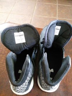 Moving out Under Armour Clutchfit size 8.5