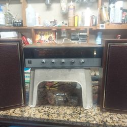 Magnavox Vintage Receiver With Speakers