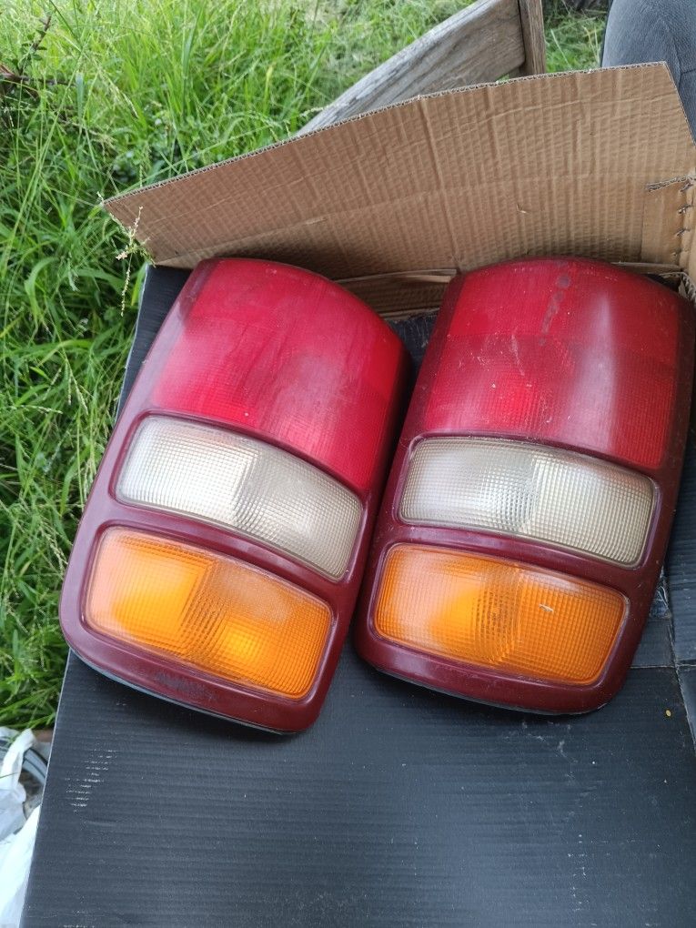 00-06 Chevy Suburban Tail Lights