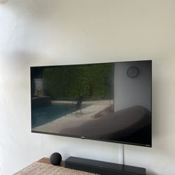 43 “ Hisense Roku Smart Tv With Wall Mount and Cover
