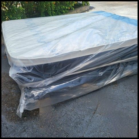 NEW QUEEN PILLOWTOP SET MATTRESS AND BOX SPRING ‐ 2PCS