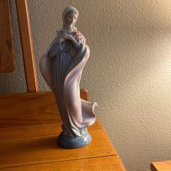 Lladro Lady With Flowers 