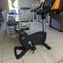 Life Fitness 95c Inspire Upright Bike