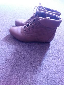 Little girls brown boots size 2 little scuffed in the front for $5