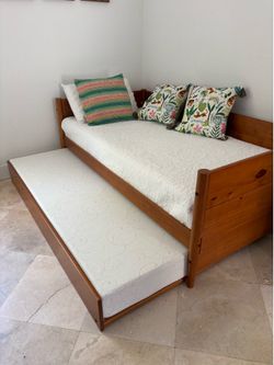 Solid Wood Daybed with Pull-Out Trundle Bed & 2 Mattresses – Excellent Condition