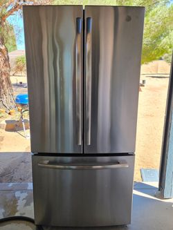 GE COUNTER DEPTH 3 DOOR STAINLESS STEEL REFRIGERATOR (FRIDGE) WATER AND ICE AVAILABLE