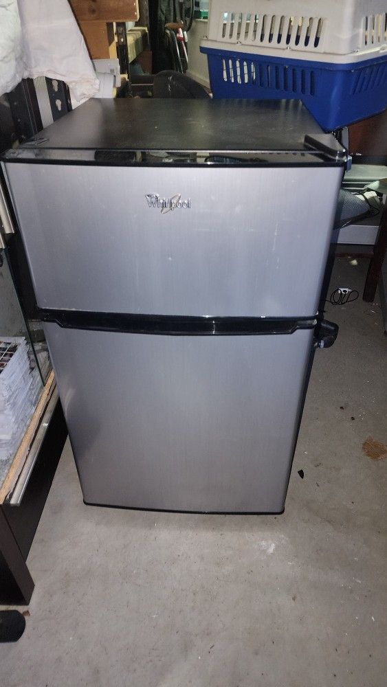 Small refrigerator with freezer