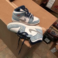 Nike Air Jordan 1 Mid sneaker in "French Blue"