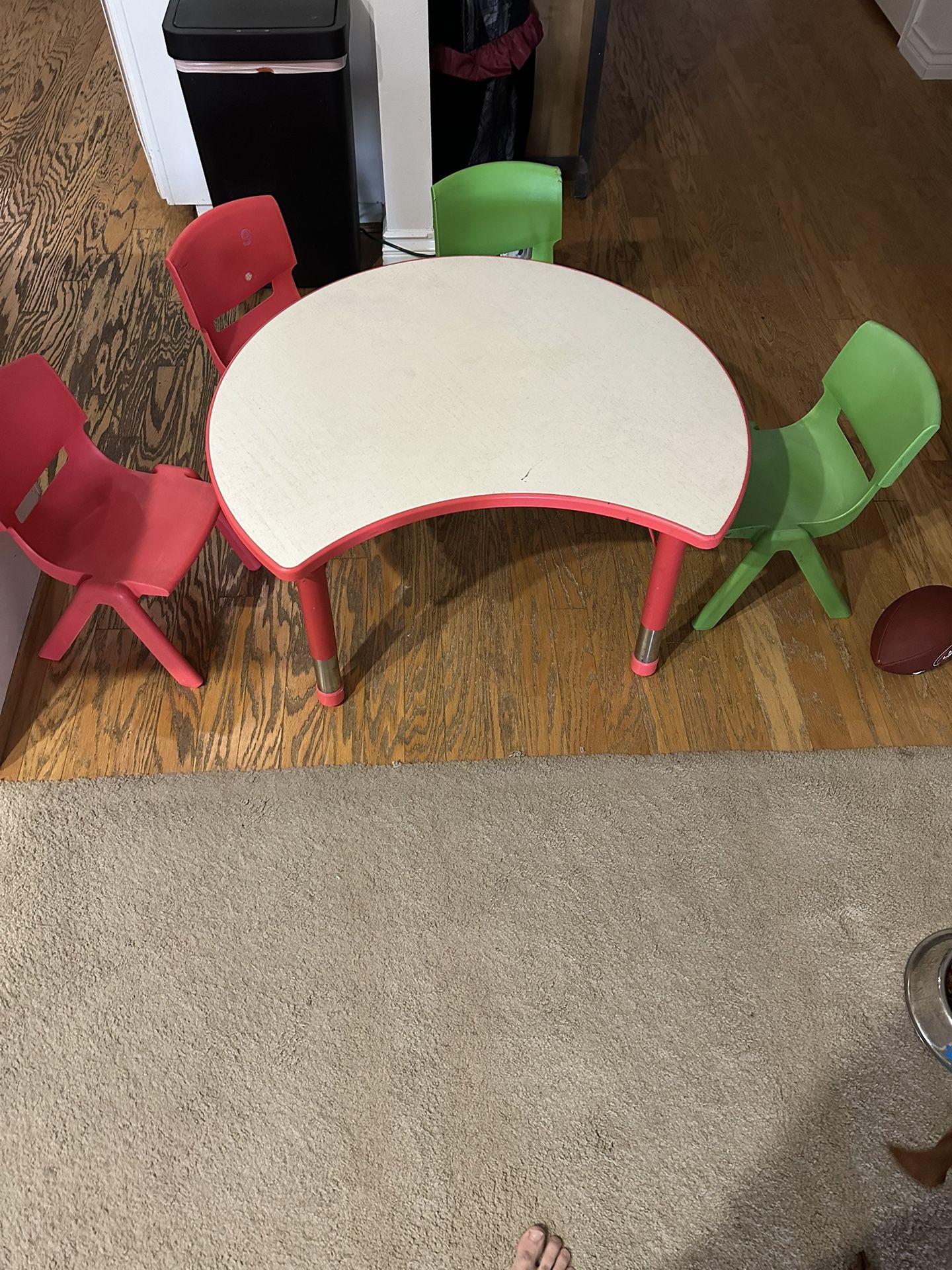 Kids Table W/4 Chairs 