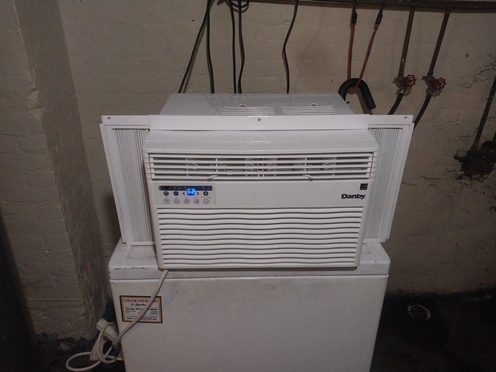 Air Conditioner Danby 8,000 BTU ( Smart WiFi Like New)