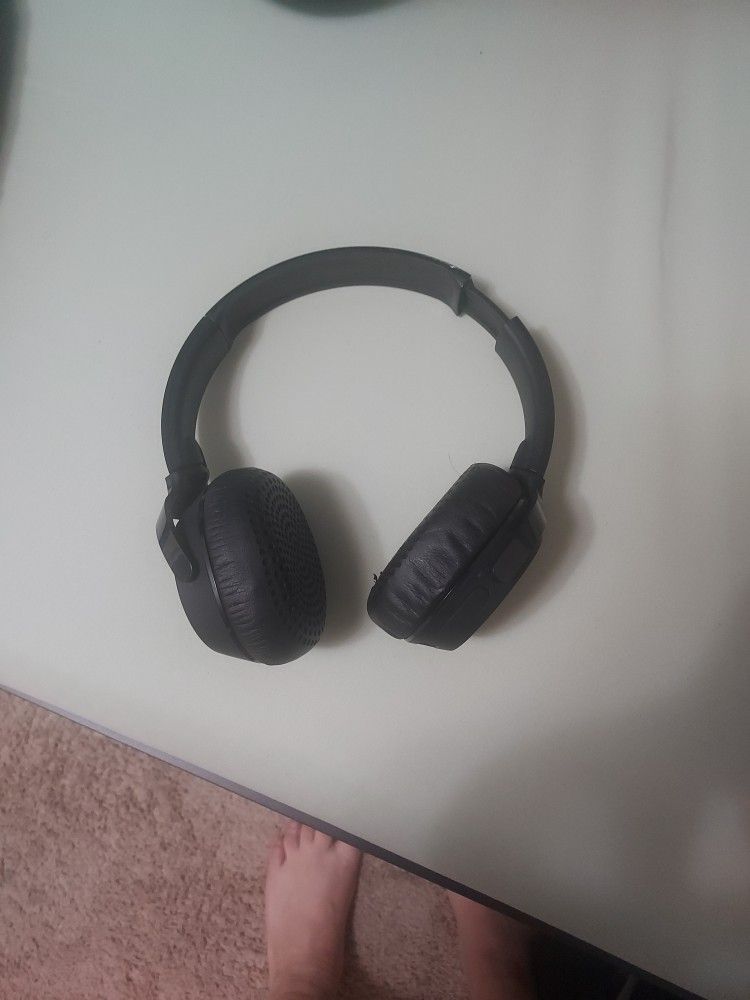 Black SkullCandy Bluetooth Headphones