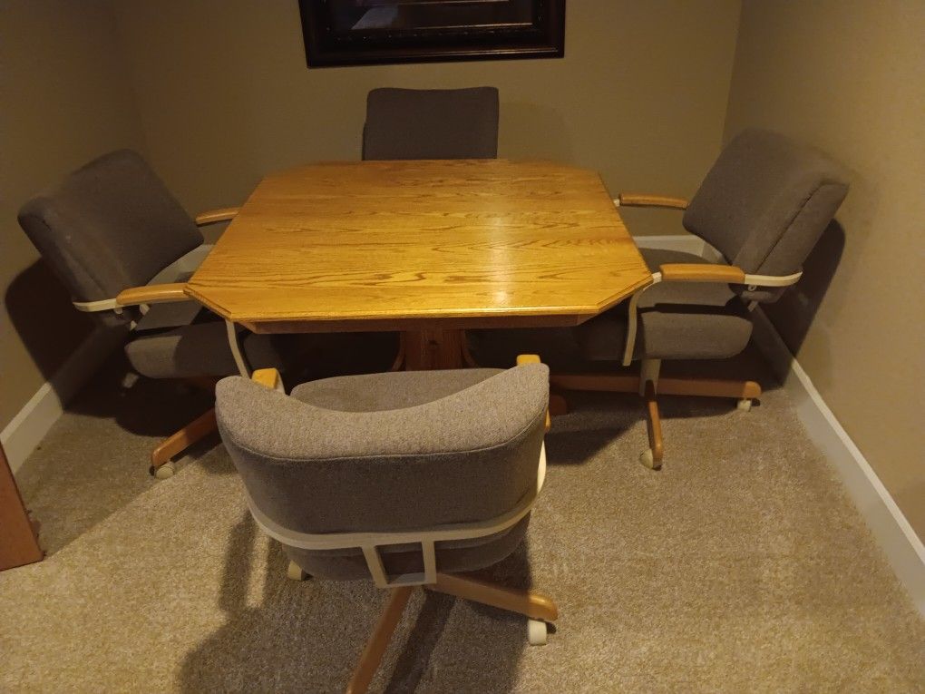 Dinning Table With 4 Chairs & Leaf