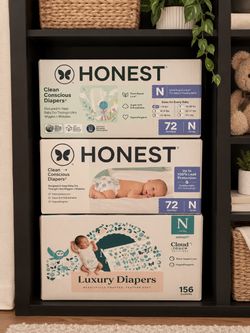 **Honest baby Newborn Diapers Bundle -Selling a bundle of Honest newborn diapers!