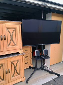 LG Smart TV With Rolling Stand 