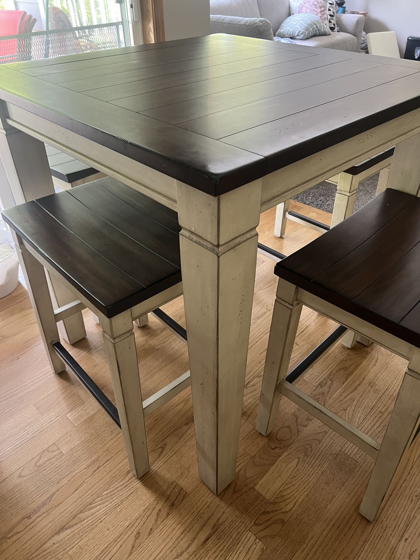 Tall table With 4 Stools