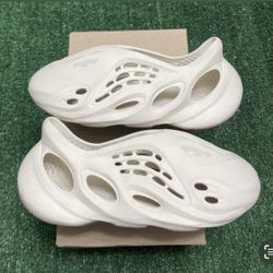 Adidas Yeezy Sand Foam Runner size 9 VNDS