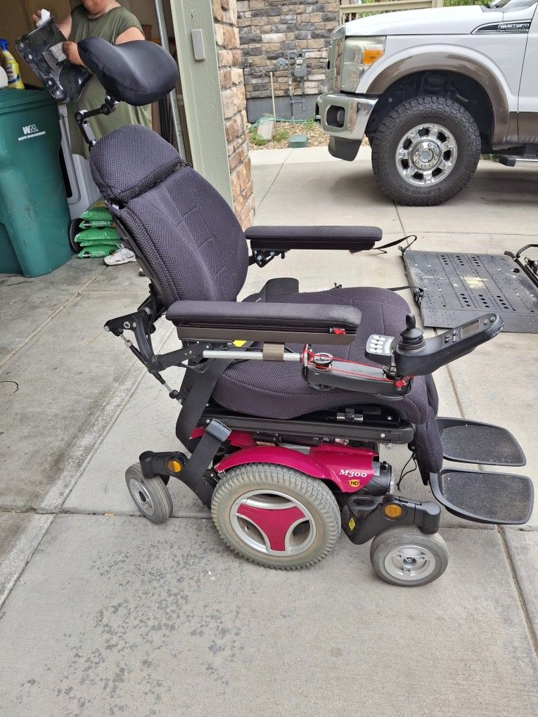Electric Wheel Chair and Lift