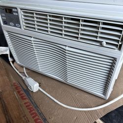 Pick up in Brooklyn ny 11229 Or get it deliverWindow AC Unit 6000 Btu Air Conditioner Coolfront $170