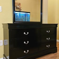 Clean And Nice Black 6 Drawer Dresser + Mirror. 