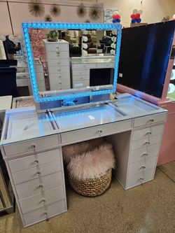 2 pc VANITY TABLE AND DIAMOND VANITY MIRROR WITH BLUETOOTH SPEAKERS...