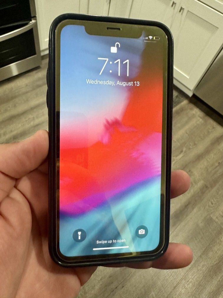 iPhone 11 Mint Condition 64Gb UNLOCKED (Red) With Wallet Case And Mirror Screen Protector