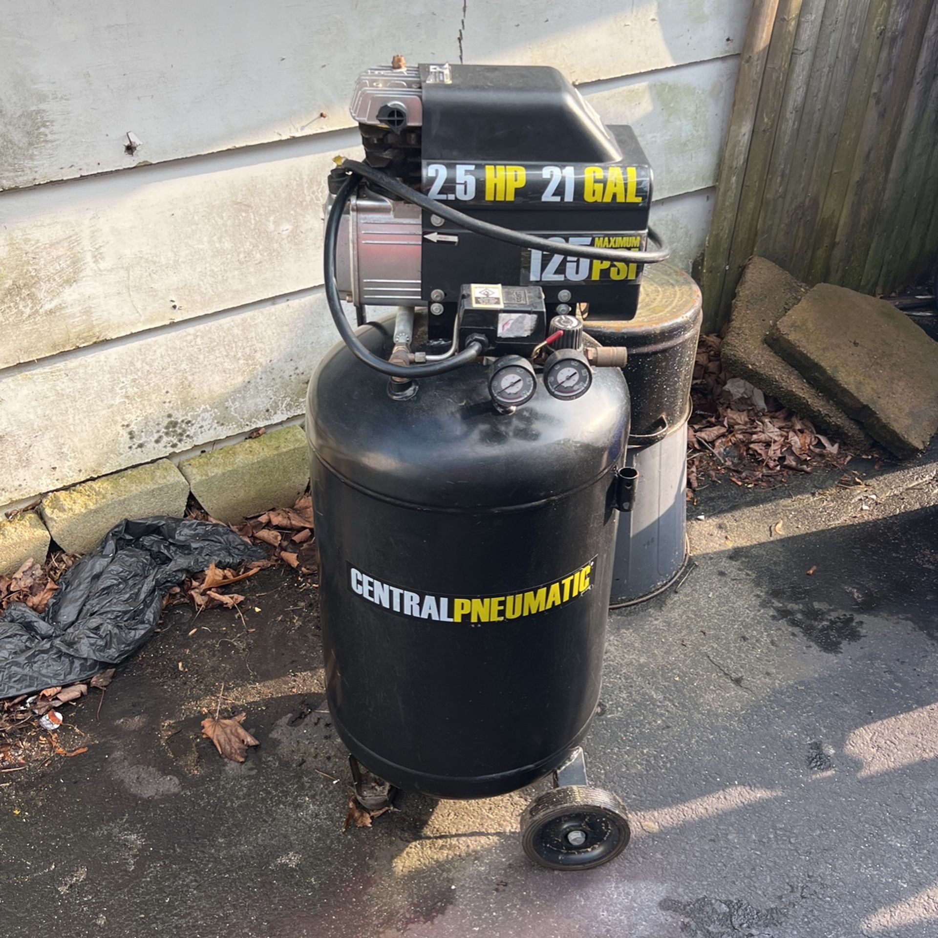 Brute 10 Gal Air Compressor Model 074004, Runs Kraft, 59 OFF