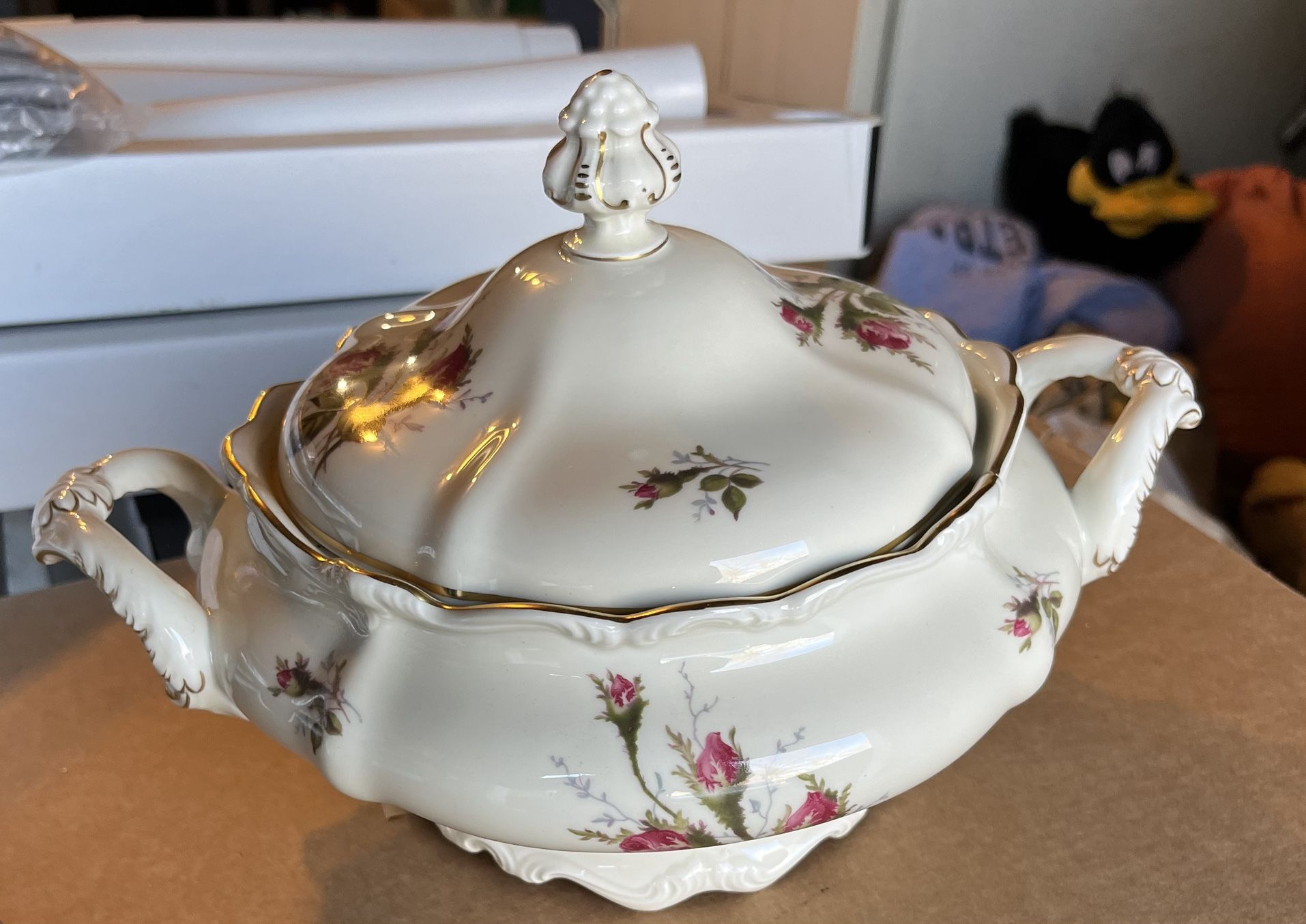  VINTAGE POMPADOUR SOUP TUREEN & Lid