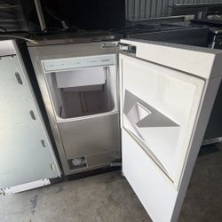 🔥 Sub-Zero 15” Built-In Ice Maker – Panel Ready Luxury! 🔥 💲 Price Today: $1499 (USED – Fully Tested & Working Perfect!)  Upgrade your kitchen or ho