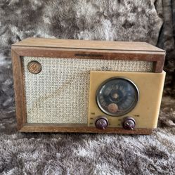 Vintage General Electric Radio From The Late 1940S