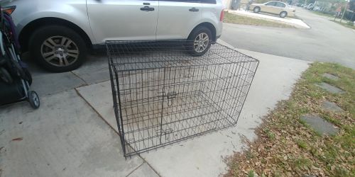 Large pet/dog crate has 2 different entrance doors