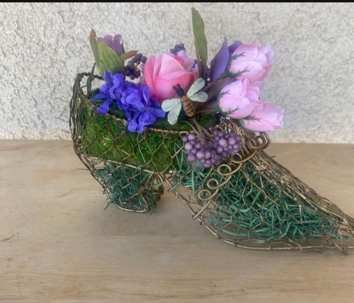 SHOE VINTAGE FLORAL ARRANGEMENT. $35.00