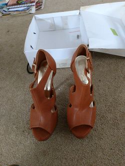 Size 9 Tan DbDk high heeled shoes