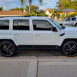 (14) Jeep Patriot, Low Miles, Clean Title, Smogged, 4 Cylinder, 22"rims, Touchscreen Ipod TV, Backup Camera, No Issues Or Problems, Runs Like New