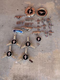 Mustang OEM 05-09 emblems and hub caps