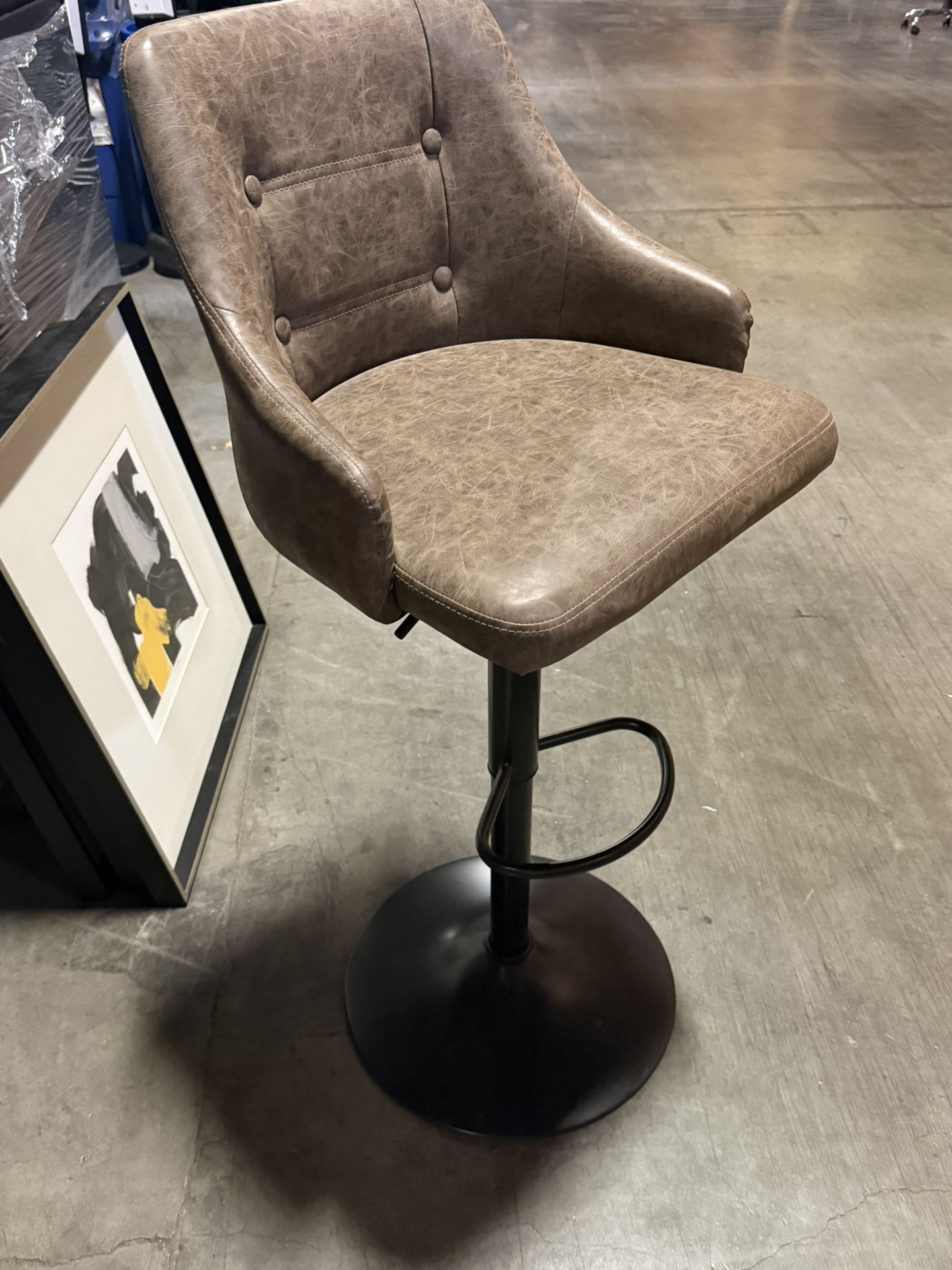 Vintage Style Adjustable Bar Stool – Excellent Condition!