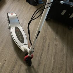 Scoter RAZOR con Cargador $100