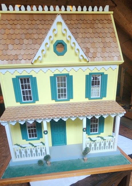 Doll House handmade. Detachable legs with accessories.