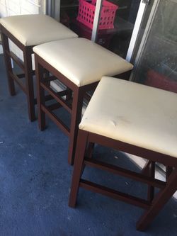 2 bar stool chairs