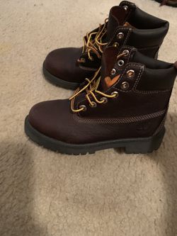 Kids timbs size 13.5. Good condition. Rare find
