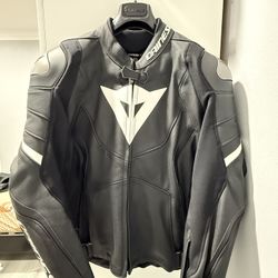 Authentic Dainese Avro 4 Jacket (Back protector Included)