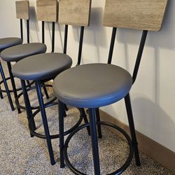 4 Bar Stools 